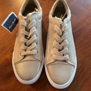 Nwt neutral fashion sneaker size 9
